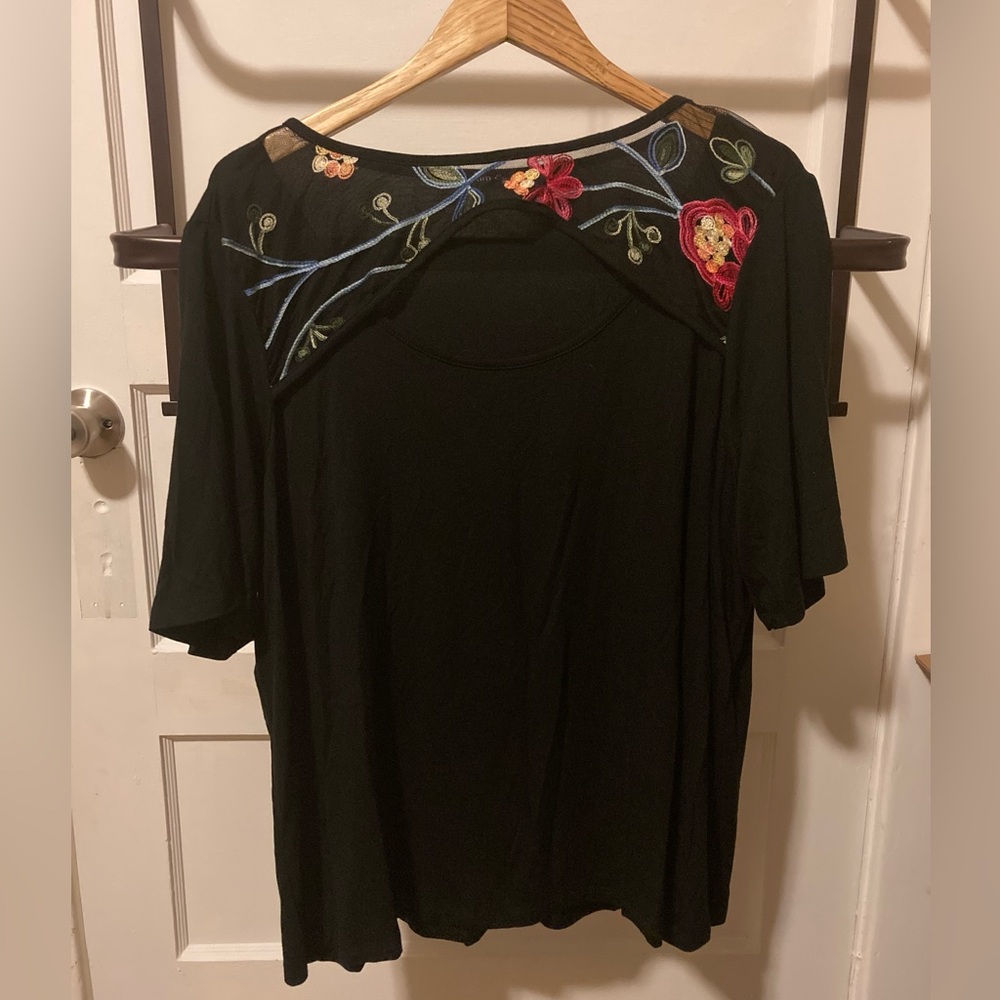 Kim & Cami black top with mesh embroidered keyhole size 2X